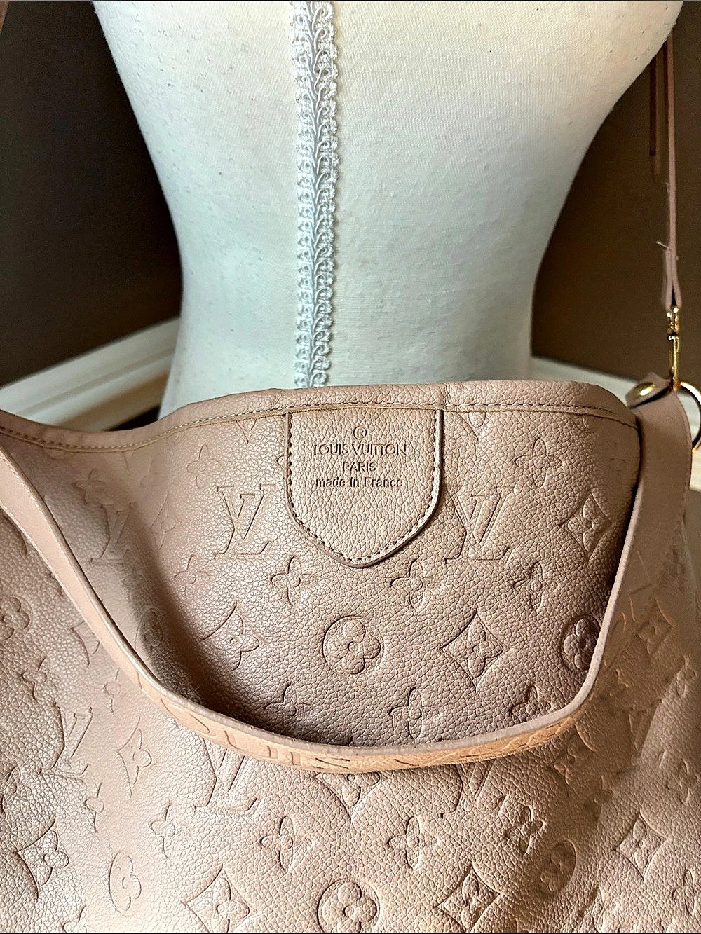 Fashion- Louis Vuitton Loop Hobo Shoulder Bag Beige - Picture 2 of 16